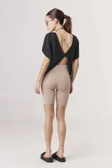 Shorts tipo biker de tejido de punto color beige melange, ajustados al cuerpo.