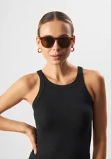 Gafas de sol Eco Shades Fontana con montura redonda gris y lentes verdes. Fabricadas con acetato biodegradable y lentes de PMMA reciclado.