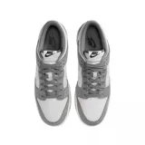 Zapatillas Nike Dunk Low Retro SE, color gris y blanco con suela marrón.