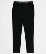 Pantalón cigarrete negro de algodón con cinturón fino marrón.