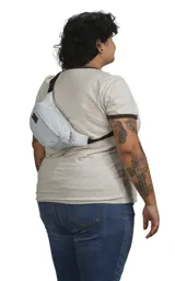 Riñonera JanSport Fifth Avenue negra con estampado de rayos blancos.