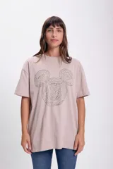 Remera oversize color visón con estampado de Mickey Mouse.