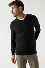 Sweater negro de manga larga con escote en V y logo bordado.