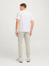 Camiseta blanca de manga corta y cuello redondo con logo 'JJ Rebel' estampado en el pecho.