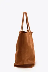 Bolso tipo maxi shopper color marrón de ante, con doble asa de hombro y bolsillo interior con cremallera.