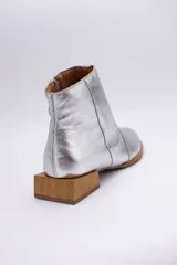 Botines de cuero negro con cierre lateral y taco bajo cuadrado de madera.