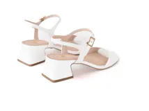 Sandalias blancas de cuero con taco bloque de 5 cm y tira delgada con hebilla al tobillo.