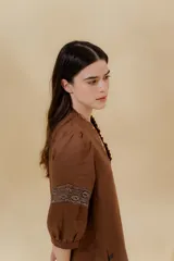 Vestido midi negro de lino, corte recto, con escote en V con volados y mangas 3/4 con puntillas.