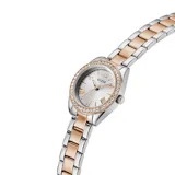 Reloj Guess para mujer, modelo GW0841L3, con caja plateada de acero inoxidable y bisel con cristales. La esfera es plateada con números romanos y agujas plateadas. El brazalete es de acero inoxidable combinado en plateado y dorado rosado.