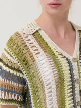 Sweater de crochet multicolor con cuello camisero, manga corta y cierre frontal con botones.