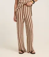 Conjunto de top sin mangas y pantalón palazzo a rayas verticales marrones y beige.