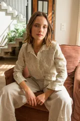 Camisa de lino con estampado de flores liberty y aplique bordado de flor de encaje.