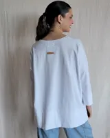 Remerón negro de corte amplio y mangas largas.