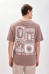 Camiseta manga corta oversize color marrón con estampa de formas geométricas en blanco en la espalda.