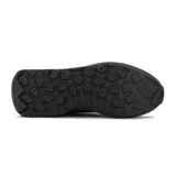 Championes deportivos New Balance modelo U370, color negro monocromático. Presentan una silueta de estilo retro-running con capellada de malla y superposiciones de gamuza. La suela es gruesa y de goma.