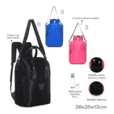 Mochila negra con detalles en cuero sintético, con tiras de tela mesh y correa desmontable. Cuenta con bolsillo interno y bolsillo para termo y mate.