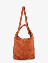 Bolso negro de formato amplio con asa corta al hombro y correa larga ajustable, diseñado con un tramado de cuadros en toda su superficie.