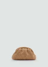 Bolso de mano tipo clutch color beige, tejido en fibra natural. Tiene asa larga desmontable para usar como bandolera, cierre a presión y forro interior.