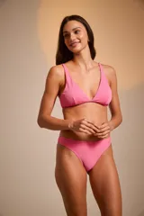 Top de bikini negro con textura acanalada y corte triangular.