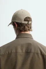 Gorra verde militar de algodón con efecto lavado y visera curva.