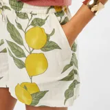 Short de tiro alto con cintura elastizada y estampado de limones.