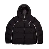Campera puffer negra con capucha y logo Trapstar Irongate Arch Pipping v2 estampado en la espalda.