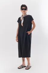 Vestido midi azul de lino y tencel, corte recto y mangas cortas.