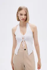 Top blanco de bretel ancho con escote halter y lazos en el frente.