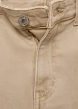 Pantalón de jean color beige, de corte recto, tiro medio y largo cropped. Presenta bajo deshilachado y cinco bolsillos.
