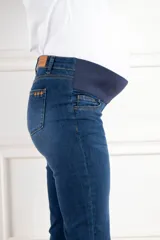 Pantalón de jean azul de corte flare, tiro medio y pretina maternal elástica.