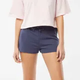 Short deportivo azul marino de corte clásico.