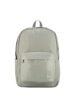 Mochila negra de poliéster con un bolsillo frontal y logo de la marca en la parte inferior.