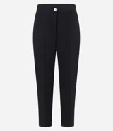 Pantalón zanahoria de poliéster color marrón, de cintura alta, con cierre tradicional, bolsillos traseros y botón metalizado con efecto martillado.