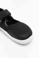 Guillerminas ergonómicas color gris claro con detalle rosa en el talón, inspiradas en el calzado barefoot. Cuenta con tira ajustable de velcro.
