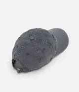 Gorra gris de sarga de algodón con efecto desteñido, visera curva y ajuste trasero con hebilla. Presenta bordado frontal con la frase "rule breaker" simulando rayos.