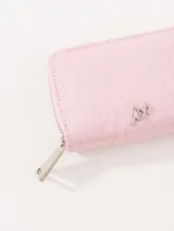 Tarjetero rosa con textura símil cocodrilo y cierre de cremallera.