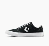 Championes urbanos de lona negra con detalles en blanco, suela de goma blanca y logo de Converse en el lateral.