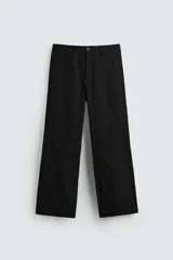 Pantalón negro de corte recto con bordados florales a tono, bolsillos laterales y traseros de vivo. Cierre frontal con cremallera y botón.