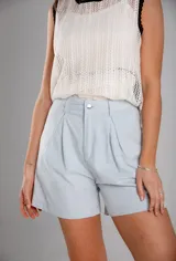 Short celeste de gabardina con tiro alto y pinzas delanteras.