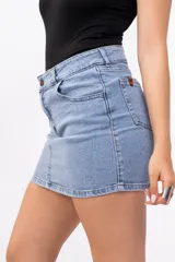 Minifalda de jean celeste, de tiro bajo y corte ajustado.