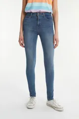 Jean skinny de tiro alto color azul medio, marca Levi's, modelo 721.