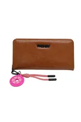 Billetera Trendy color camel con llavero colgante.