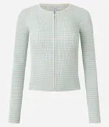 Cardigan de punto acanalado color bordó de la marca Blue Steel, con cuello redondo y cierre frontal de cremallera doble. Posee un calce ajustado, largo corto y mangas largas.