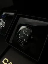 Reloj Casio Quartz negro con caja cuadrada y correa de acero inoxidable.