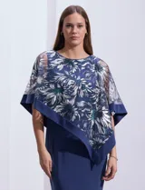 Vestido azul de seda fría, marca RM Richards. Tiene una sobre capa en microtul bordado con flores.