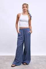 Pantalón palazzo marrón de tiro alto con cintura elastizada y cordón ajustable.