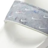 Sandalias Nike de mujer, color blanco con doble tira superior estampada con logos Nike en gris y texto Nike en verde flúor.