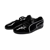 Zapato Puma Speedcat Ballet color negro charol con detalles en blanco y tiras elásticas cruzadas.