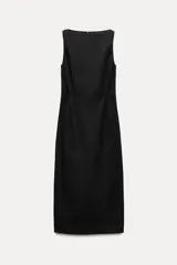 Vestido midi negro de Zara Woman Collection, confeccionado en hilatura con algodón, de cuello redondo y sin mangas.