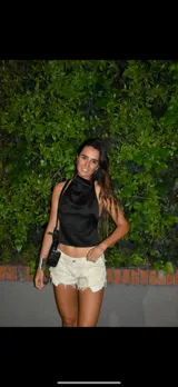 Top marrón con espalda descubierta y tiras finas.